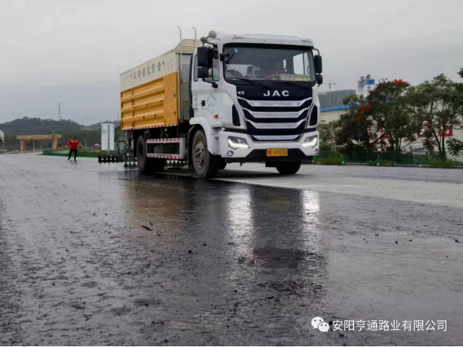祝賀我司深汕西項(xiàng)目透層、封層試驗(yàn)段圓 滿成功